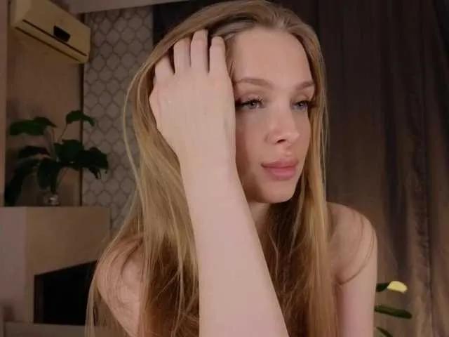 CrimsonAura from BongaCams