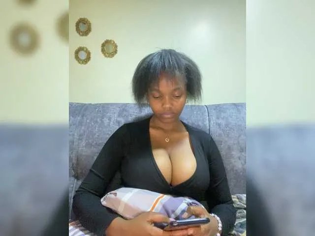 Curvy-maxy9 on BongaCams