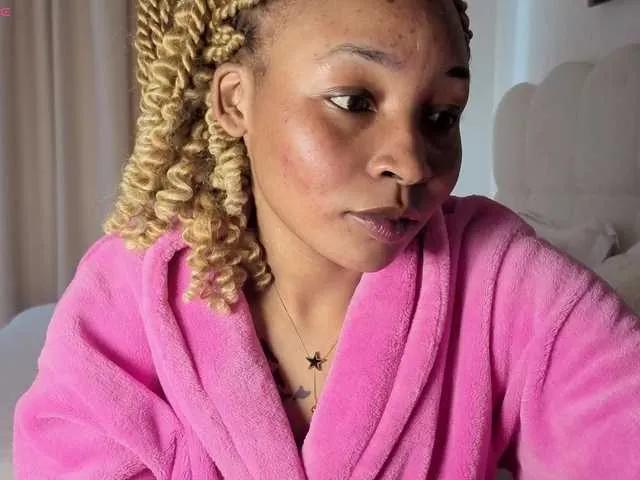 Freechat Ebonycutelyn on BongaCams