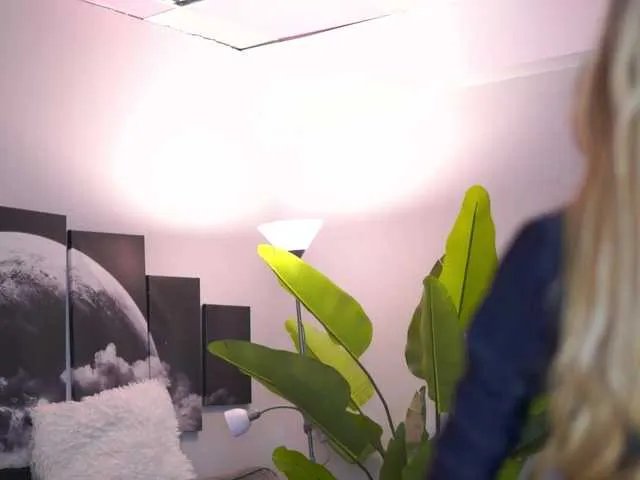 EllieRedd from BongaCams