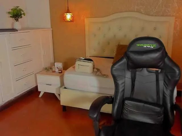 Freechat Hadley- on BongaCams