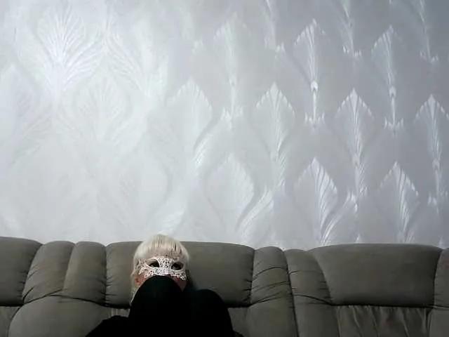 Masturbate to cute slut Iinna Iinna from BongaCams