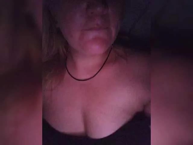 Join MeriBoos, she wants to masturbate for you MeriBoos from BongaCams