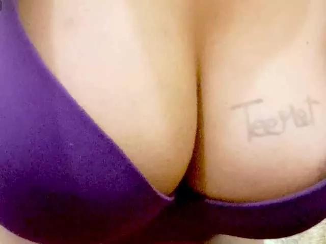 Nidhilove on BongaCams 