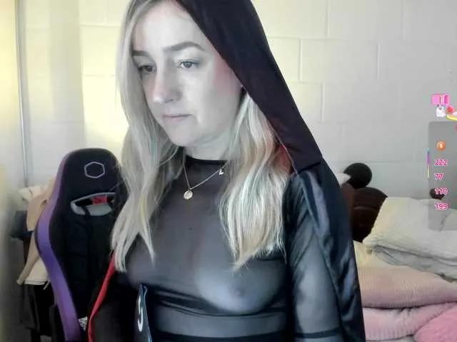 Cute Sweetnina wants you to fuck her body now Sweetnina from BongaCams