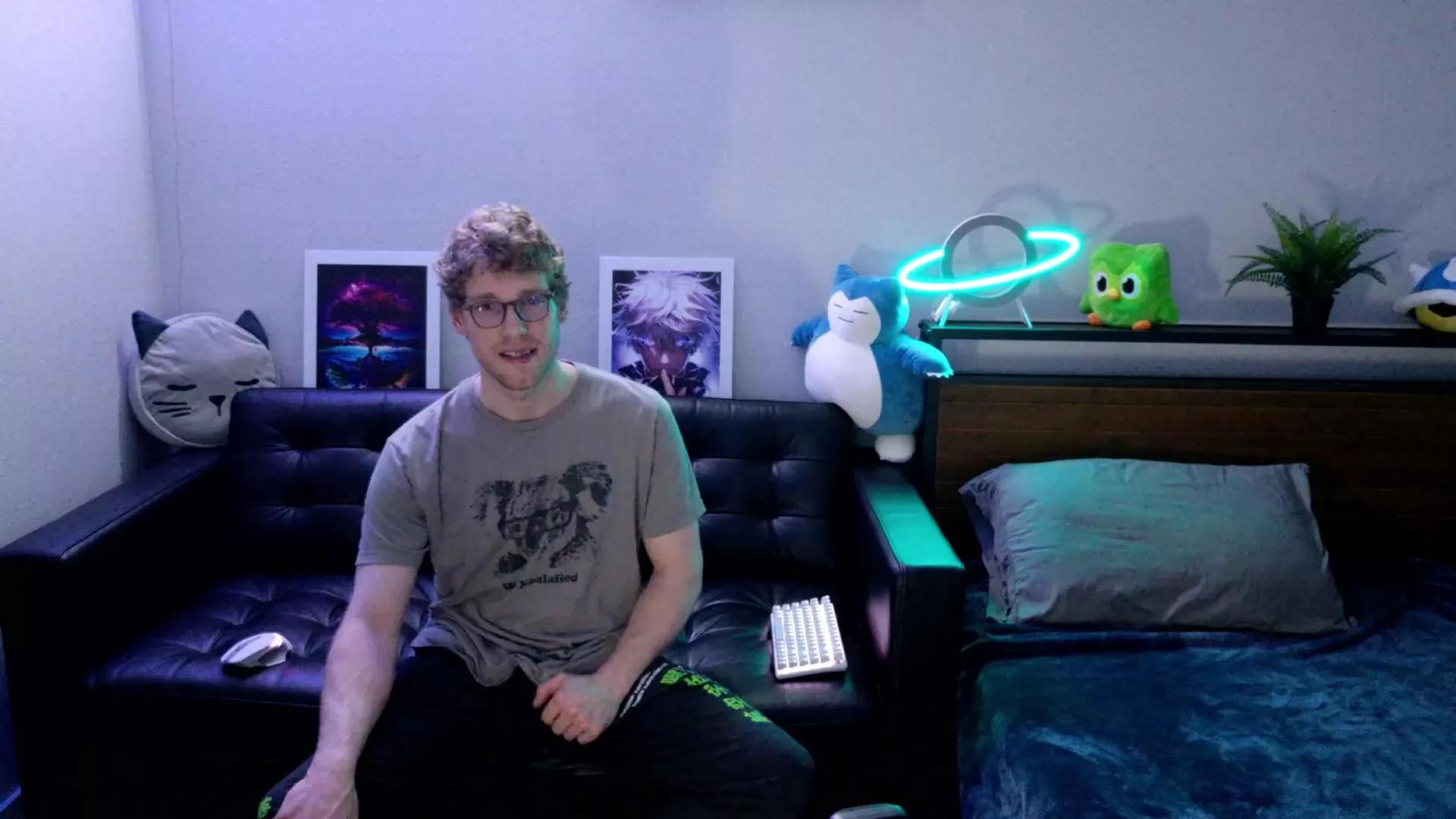 BlueEyedTallGuy on Cam4 