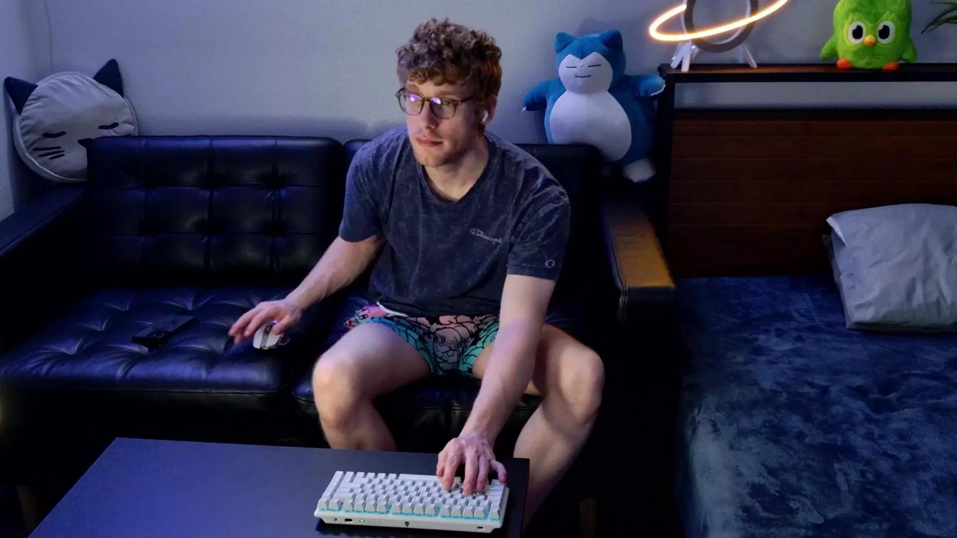 BlueEyedTallGuy on Cam4 