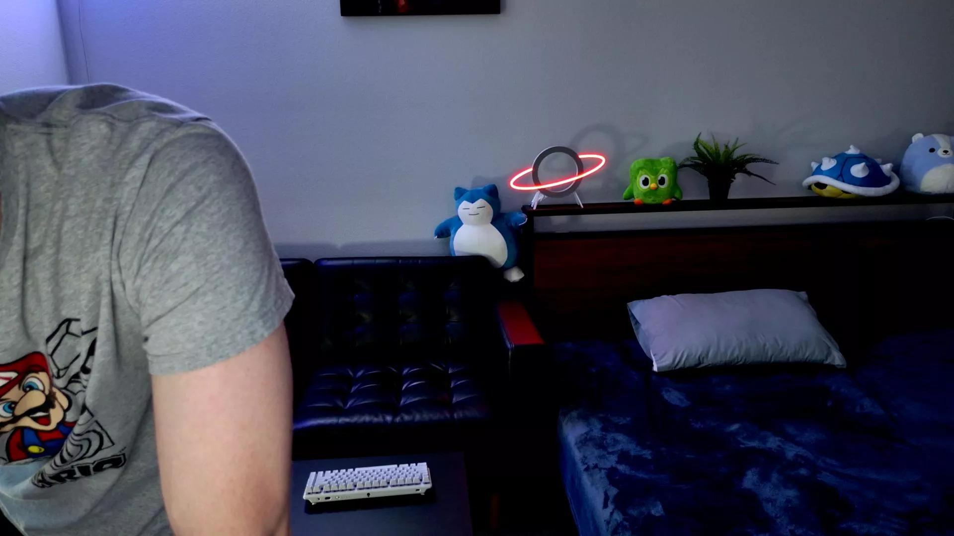 BlueEyedTallGuy on Cam4 