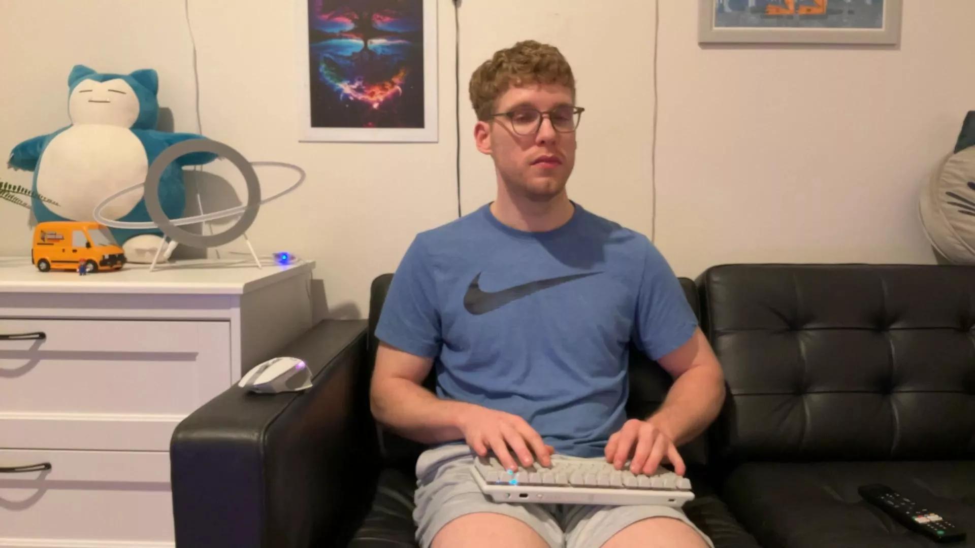 BlueEyedTallGuy on Cam4 