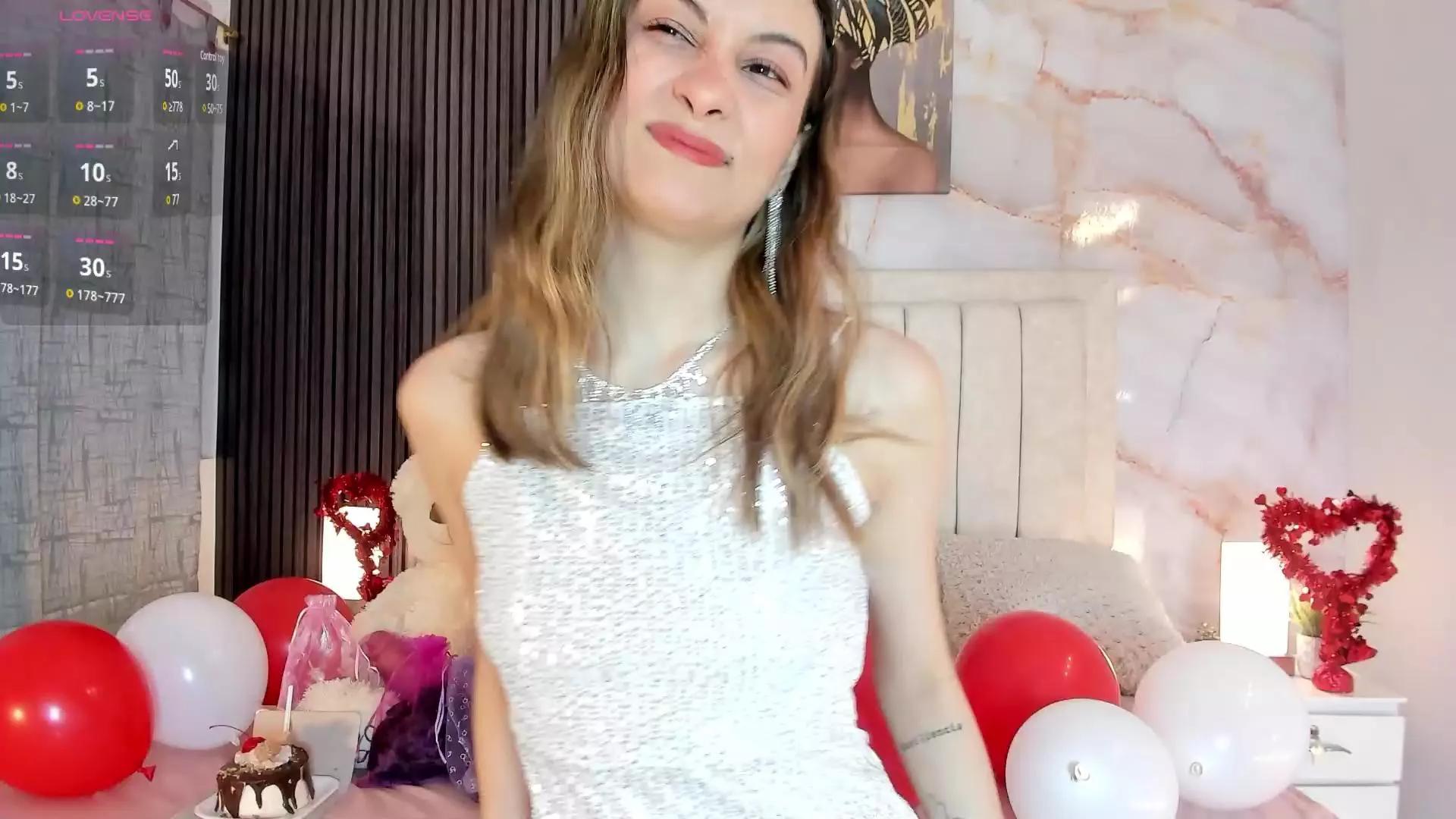 devine_simone on Cam4 