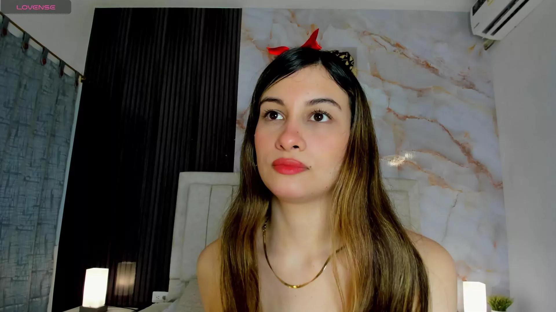 devine_simone on Cam4 
