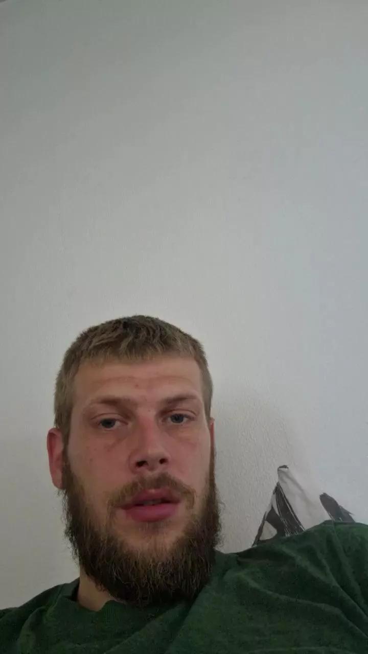 Dirtydick95 on Cam4 
