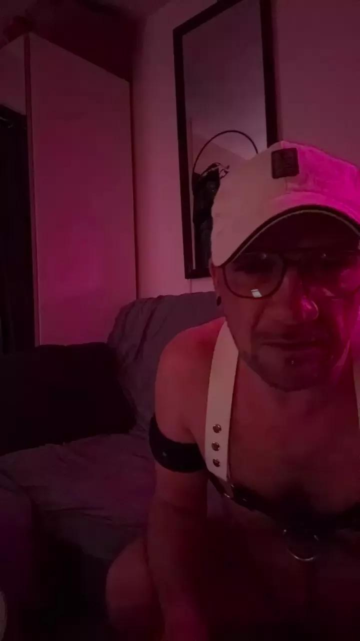 HairyGuy06 on Cam4 