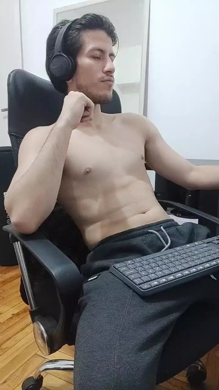 Offline Jchrz on Cam4