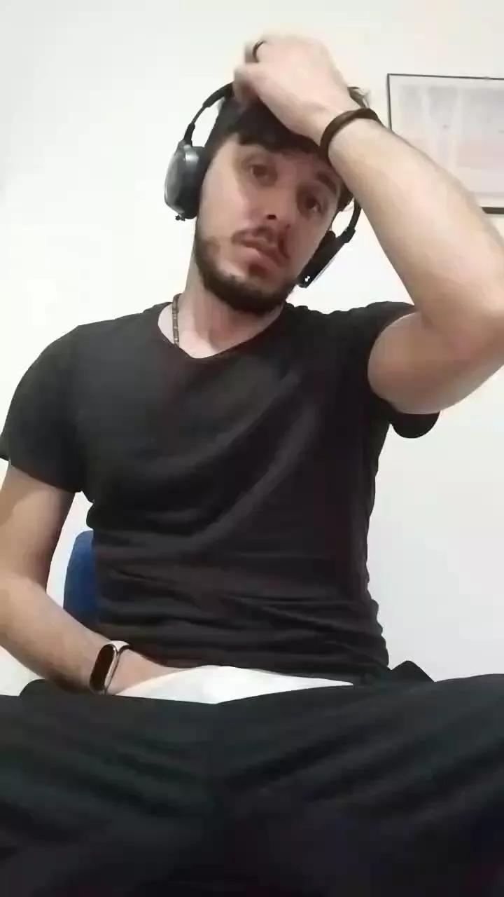 Mew2pup on Cam4 