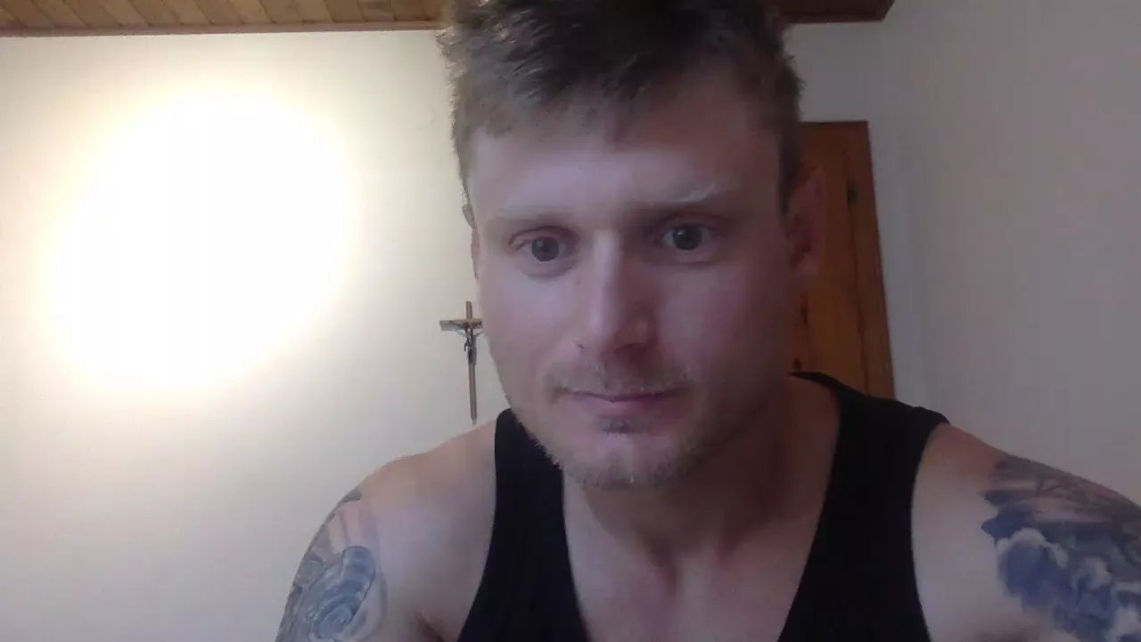 Offline Sexyfreak1994 on Cam4