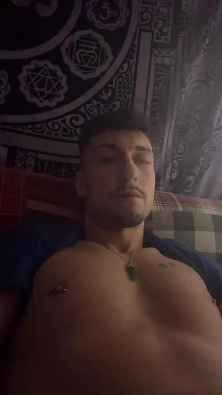 SluttyBoy111 on Cam4 
