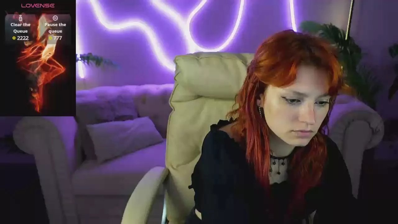 Offline VikkyLoveRed on Cam4