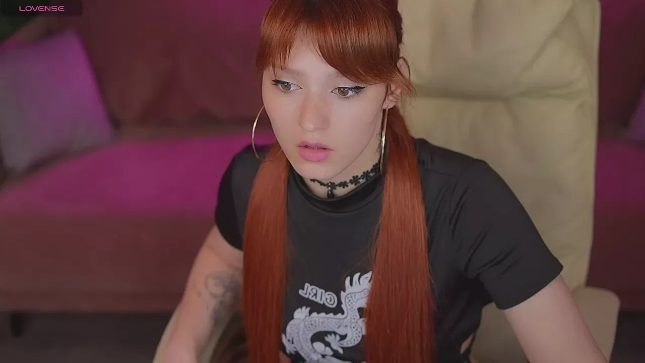 Offline VikkyLoveRed on Cam4