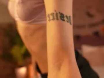 Freechat adoracortes on Chaturbate