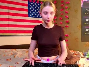 Freechat fluffy_cloude on Chaturbate