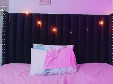 Freechat innocenthazel on Chaturbate