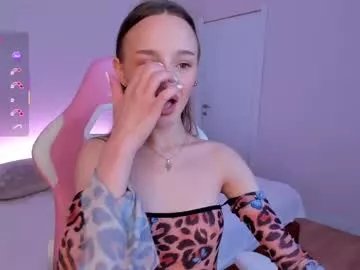 Freechat laralourance on Chaturbate