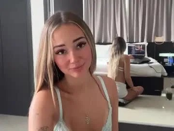 Freechat luvlivvyy on Chaturbate