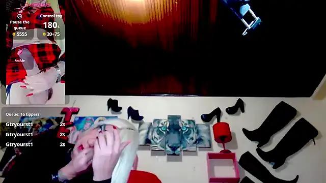 Freechat blondehot5v on StripChat