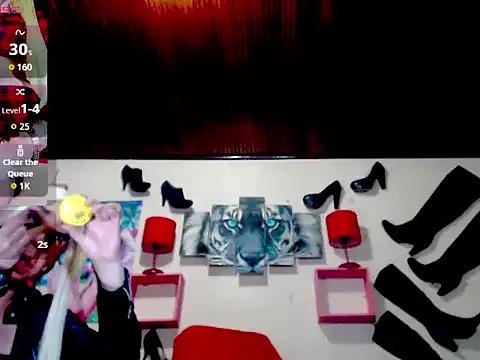 Freechat blondehot5v on StripChat