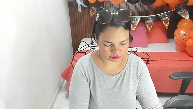 Cloe_35 on StripChat