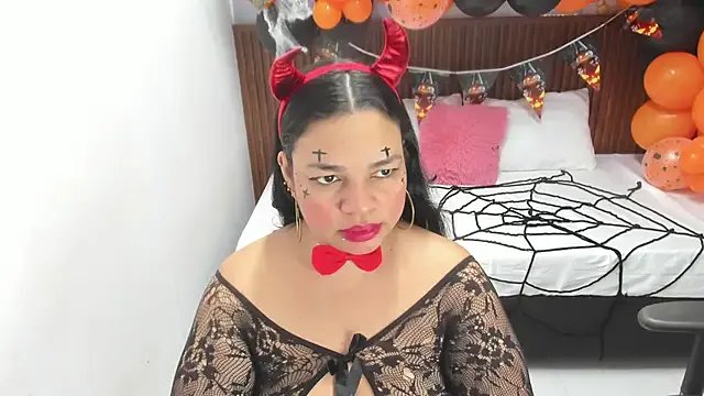 Cloe_35 on StripChat