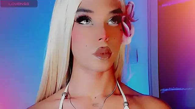 Admire cute escort DanniLee_ DanniLee_ from StripChat