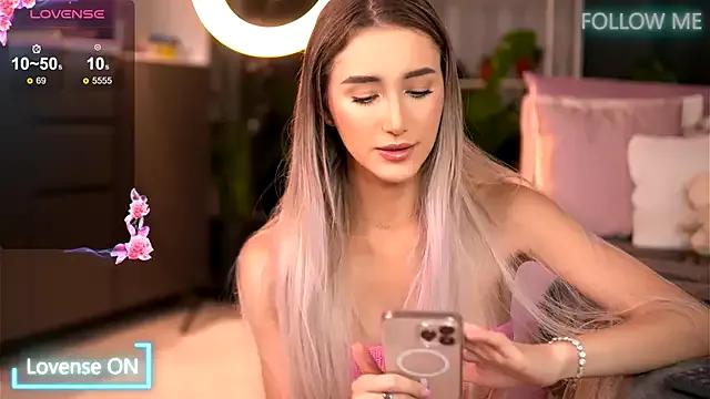 EmilyRaymont on StripChat 