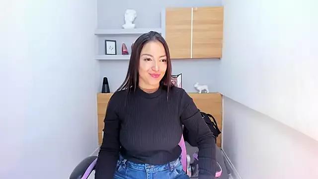 Emilyrose_8 on StripChat 