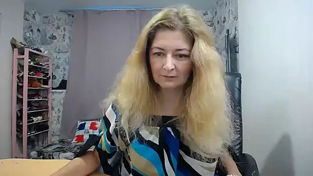 Helen1974 on StripChat