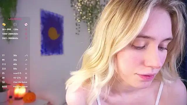 Sexy HoneyRay wants you to fuck her body now HoneyRay from StripChat