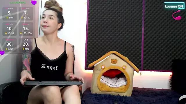 karlamoon23 on StripChat 