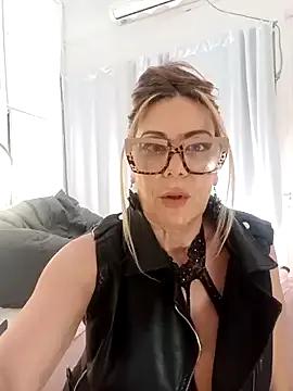 lolavalecuatro on StripChat 