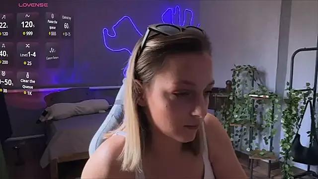 LunaShelter on StripChat 
