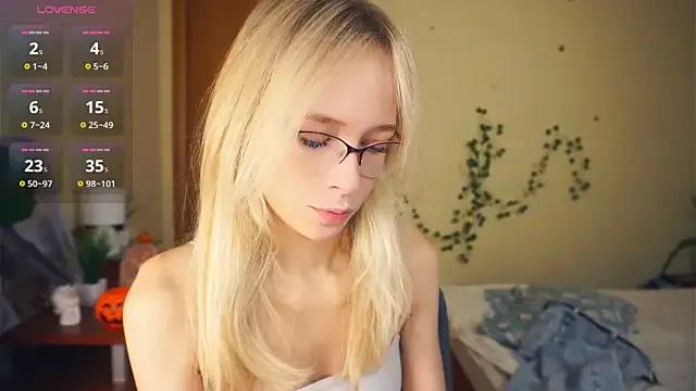 Naked LynetBurby wants you to fuck her body now LynetBurby from StripChat