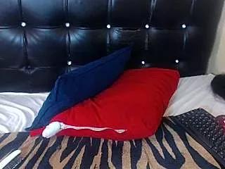 ROYALASS25 on StripChat 